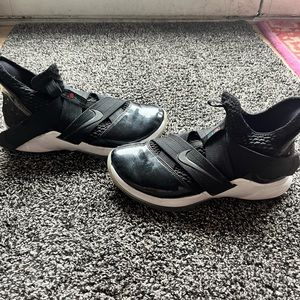 Lebron soldier 12 black roses